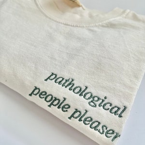 Camiseta de manga corta con bordado de colores cómodos y patológicos que complace a la gente - Camiseta de manga corta personalizada - CC Tee - Camisas para mujer