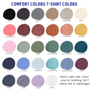 Op de afbeelding: Een kaart met 24 verschillende t-shirt kleuren, met de kleurnaam onder elke kleurstaal. De kleuren zijn gerangschikt in rijen van zes. De kaart heeft de titel "Comfort Colors T-Shirt Colors".