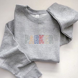 Sudadera con nombre bordado personalizado - Jersey de letra en bloque - Personalizado - Suéter - Letra en bloque monograma - Niño pequeño - Colores primarios