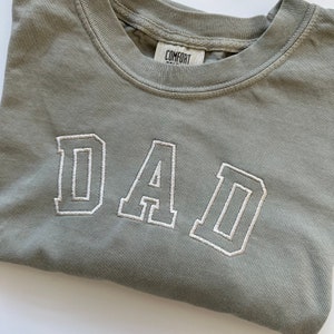 Camisa de manga corta bordada con colores cómodos para papá universitario - Universitaria - Letras universitarias - Manga corta - Camisas bordadas - Personalizada