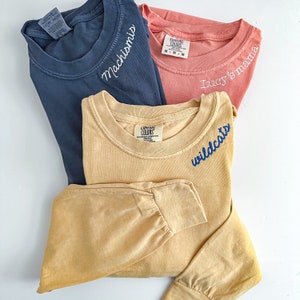 Langarm-Shirt mit besticktem Ausschnitt - Komfortfarben, Langarm-T-Shirt - Benutzerdefinierter Text - Personalisierte Namensspruch - Personalisierter Text