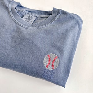 Camiseta de manga corta bordada deportiva personalizada Comfort Colors - Colores escolares - Equipo de béisbol de fútbol - Número Varsity