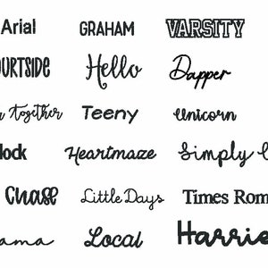 以下が含まれることがあります： Arial、Varsity、Hello、Simply Chicなど、さまざまなフォントの黒いテキストデザインのコレクション。画像は、グラフィックデザインプロジェクトやクラフトに適した、さまざまなタイポグラフィスタイルを示しています。