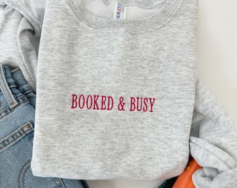 Booked and Busy Bestickte Crew - Kuschelige Buchliebhaber-Crew - Bücherwurm Sweatshirt - Lustiger Rundhalspullover