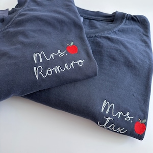 Camisa de manga corta bordada con el nombre del maestro personalizado y colores cómodos - Colores escolares - Regalo para maestros - Agradecimiento al maestro - Apple