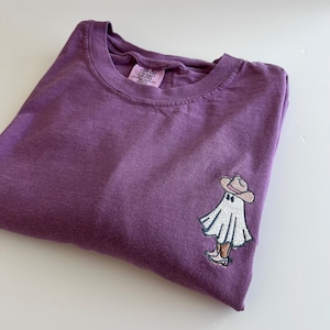 Camiseta de manga corta bordada Comfort Colors Cowboy Ghost - Personalizar - Camiseta de Halloween - Camiseta de Halloween para mujer