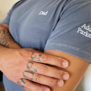 Comfort Colors Custom Dad Kurzarm-Shirt - Personalisieren - Garment Dyed Kurzarm - Name - Individuell hergestellter Kindername - Ärmelstickerei Bild 2