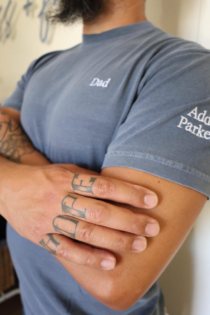 Comfort Colors Custom Dad Kurzarm-Shirt - Personalisieren - Garment Dyed Kurzarm - Name - Individuell hergestellter Kindername - Ärmelstickerei Bild 2