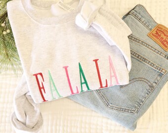 Sudadera navideña colorida con cuello redondo y bordado "Fa La La" - Estilo minimalista y femenino