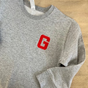 Sudadera con cuello redondo para niño pequeño, personalizada, con letras universitarias bordadas, unisex, con monograma de nombre.