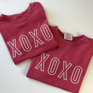 Camisa bordada para el día de San Valentín XOXO de Comfort Colors - Camiseta para el día de San Valentín para niños y jóvenes - Estampado en bloque