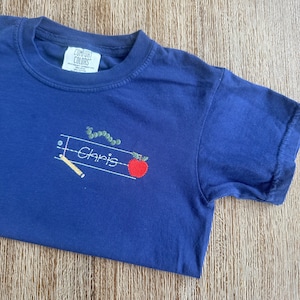 T-shirt ricamata con colori comfort personalizzati per bambini - T-shirt di ritorno a scuola - Camicia per bambini ricamata - Carta a righe - Quaderno -