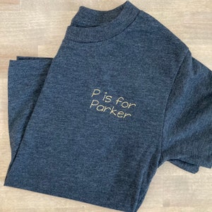 Jersey Algodón Nombre personalizado Camiseta bordada para niños pequeños- Personalizado - Camiseta unisex - Neutral Boy Girl Kids - Más tarde es para nombre- Texto personalizado
