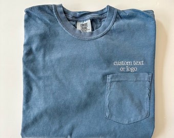 Besticktes Taschen-T-Shirt - Komfortfarben Tasche, Kurzarm-T-Shirt - Geschäftslogo - Personalisierter Text