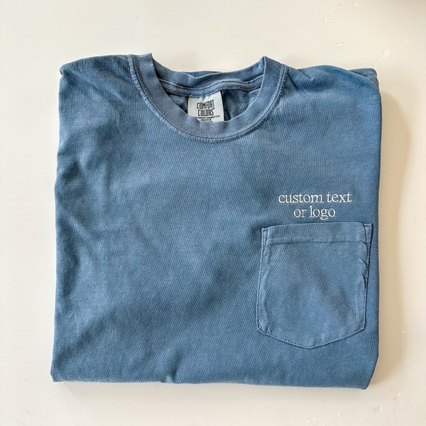 Besticktes Taschen-T-Shirt - Komfortfarben Tasche, Kurzarm-T-Shirt - Geschäftslogo - Personalisierter Text