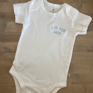 Mono de bebé de algodón orgánico con letras personalizadas bordadas con nombre - Ropa personalizada para bebé - Círculo curvo con nombre en el pecho izquierdo