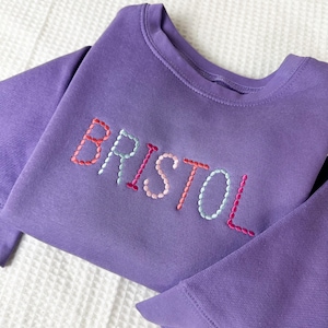 Moletom bordado personalizado com nome de pérola bolha para criança - Suéter com nome multicolorido - Suéter de gola redonda com monograma - Top para meninas