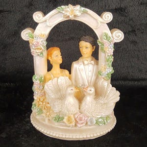 SHORT HAIRED BRIDE! K&#39;s Collection Vintage Bride and Groom in Arch with Doves and Pastel Flowers Wedding Cake Topper Figurine