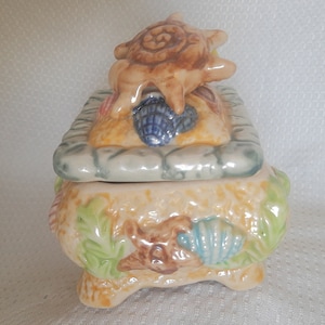 Small Vintage Ceramic Lusterware Pastel Seashell Trinket Box with Lid