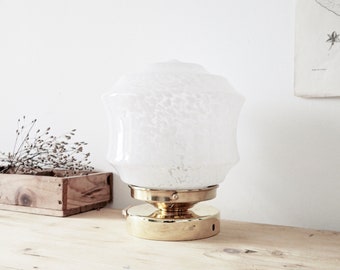 Table lamp in white Clichy glass