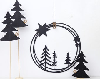 Zarter Weihnachtskranz mit Tannenbäumchen in schwarz, Weihnachtsdeko, Fensterkranz
