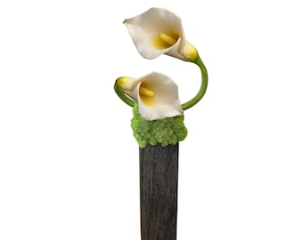 composizione floreale in ceramica, regalo di nozze moderno, regalo di anniversario, decorazione floreale minimalista, giglio di calla bianca, vaso in legno kiri