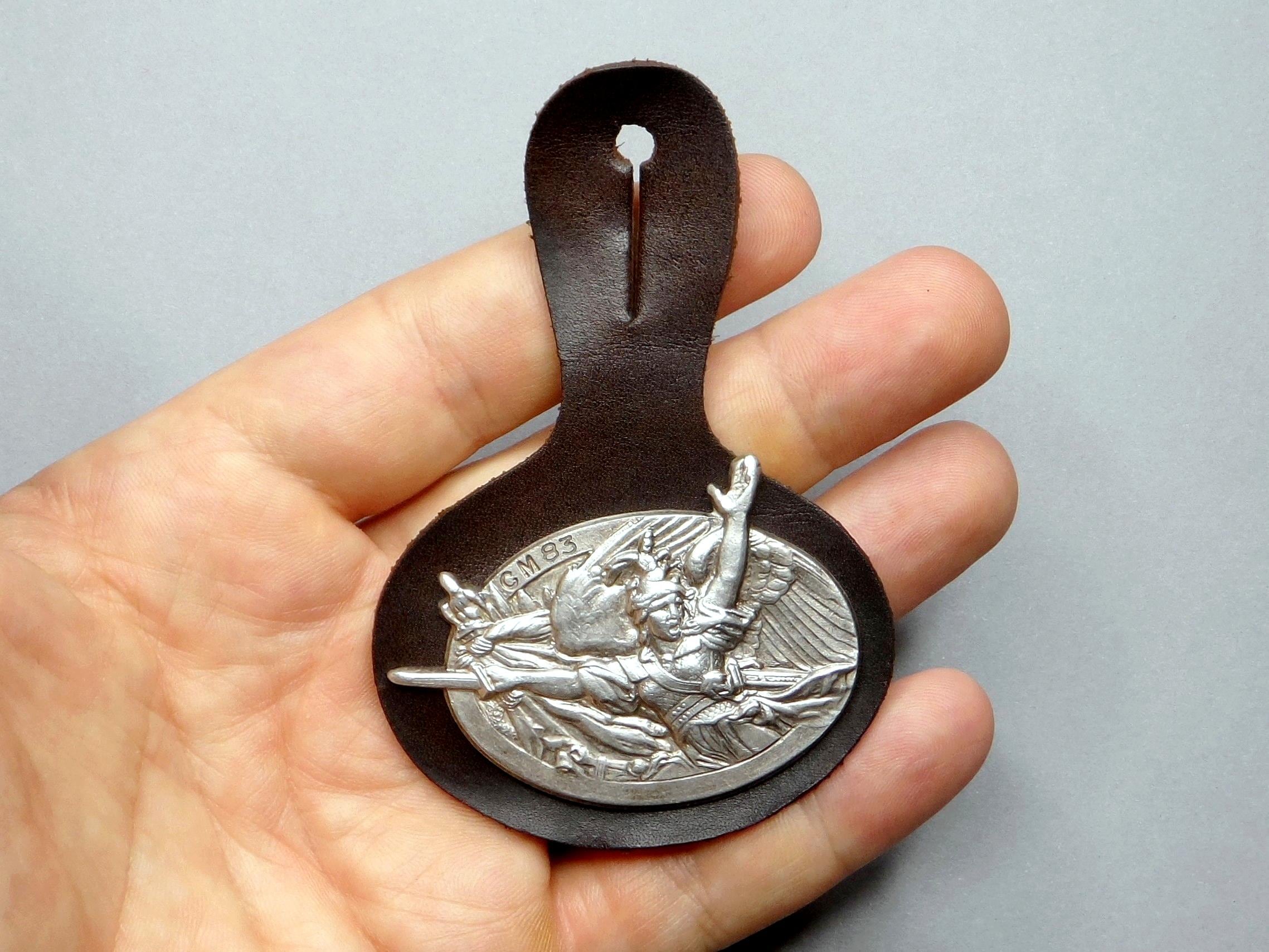 Ancienne Broche En Acier – Insigne Militaire Casque – Pièce à Identifier