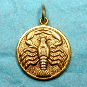 Krebs, Sternzeichen. Vintage vergoldeter Anhänger. Französische Medaille.