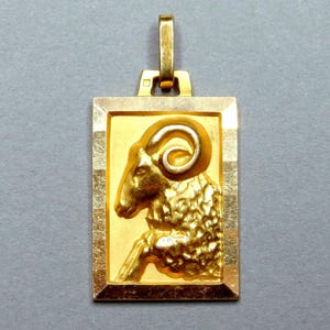 Widder, Sternzeichen. Vergoldeter Vintage-Anhänger. Große französische Medaille.