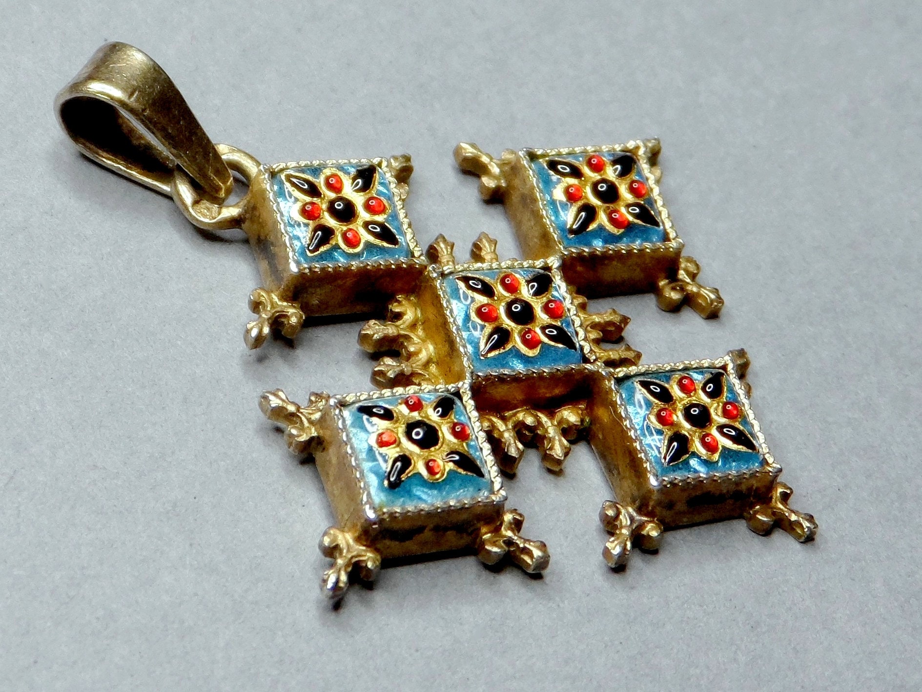 Pendentif Vintage En Argent Vermeil Avec émaux De Brassens - Occasion - Couleur Argenté