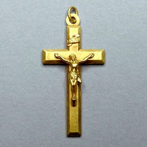 Kruzifix. Vergoldetes FIX-Kreuz. Antiker religiöser Anhänger. Französische Medaille.