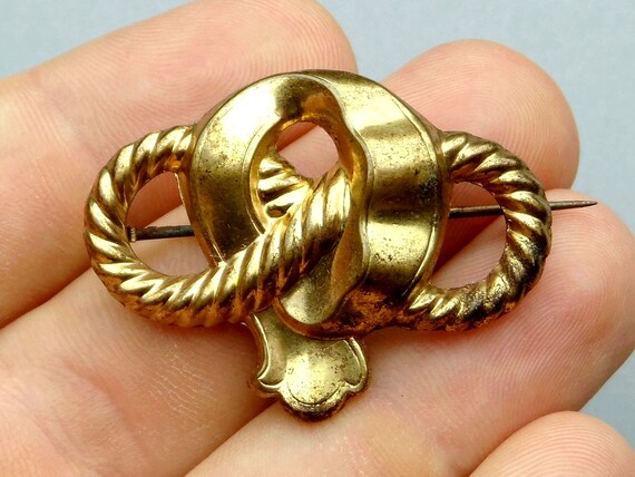 Knot & Q letter. Large Antique Brooch. - image 1