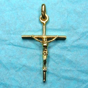 Kruzifix. Vergoldetes Kreuz. Antiker religiöser Anhänger.