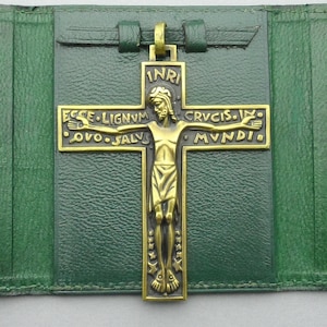 Kruzifix. Antiker religiöser Altar. Von Py