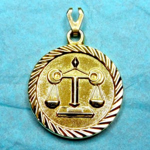 Waage, Sternzeichen. Vergoldeter Vintage-Anhänger. Große französische Medaille.