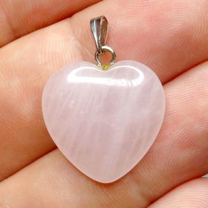 Peut inclure: Un pendentif en forme de cœur en quartz rose pâle avec une bélière en argent.