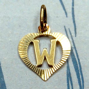 W. Pingente de coração vintage. Medalha folheada a ouro.