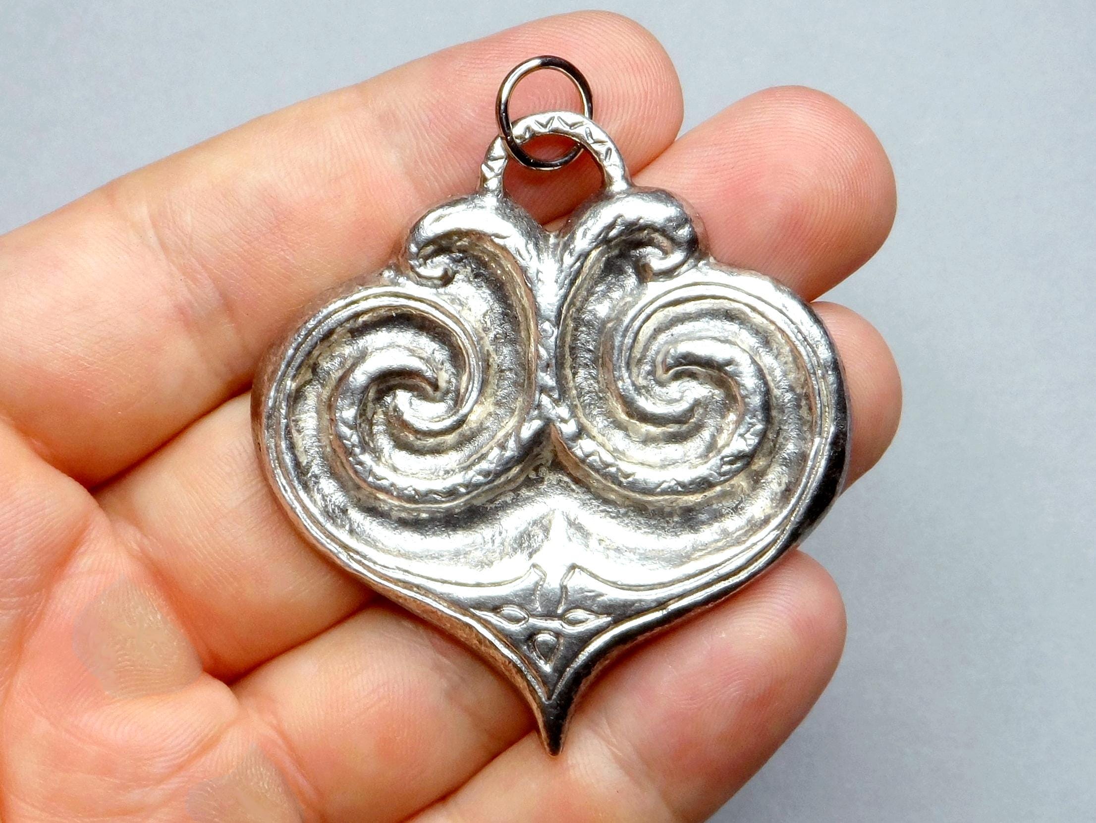 Pendentif Vintage Style Yvonne Tindas – Métal Argenté, Bijou Ancien