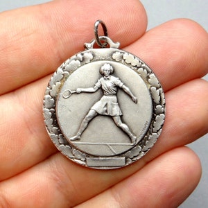 Tennis, Frau. Antiker Anhänger. Französische Medaille von Fraisse Demey.