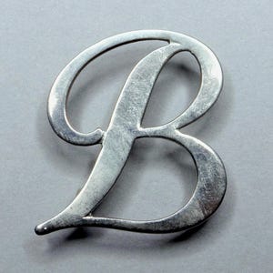 Buchstabe B. Antike große Brosche.