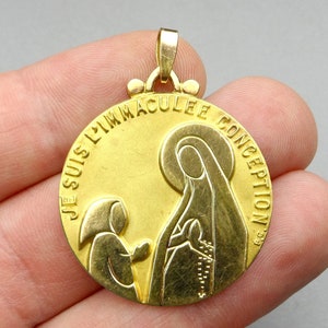 Heilige Maria. Je suis l&#39;Immaculée Conception. Antiker religiöser großer Anhänger. Vergoldung FIX.