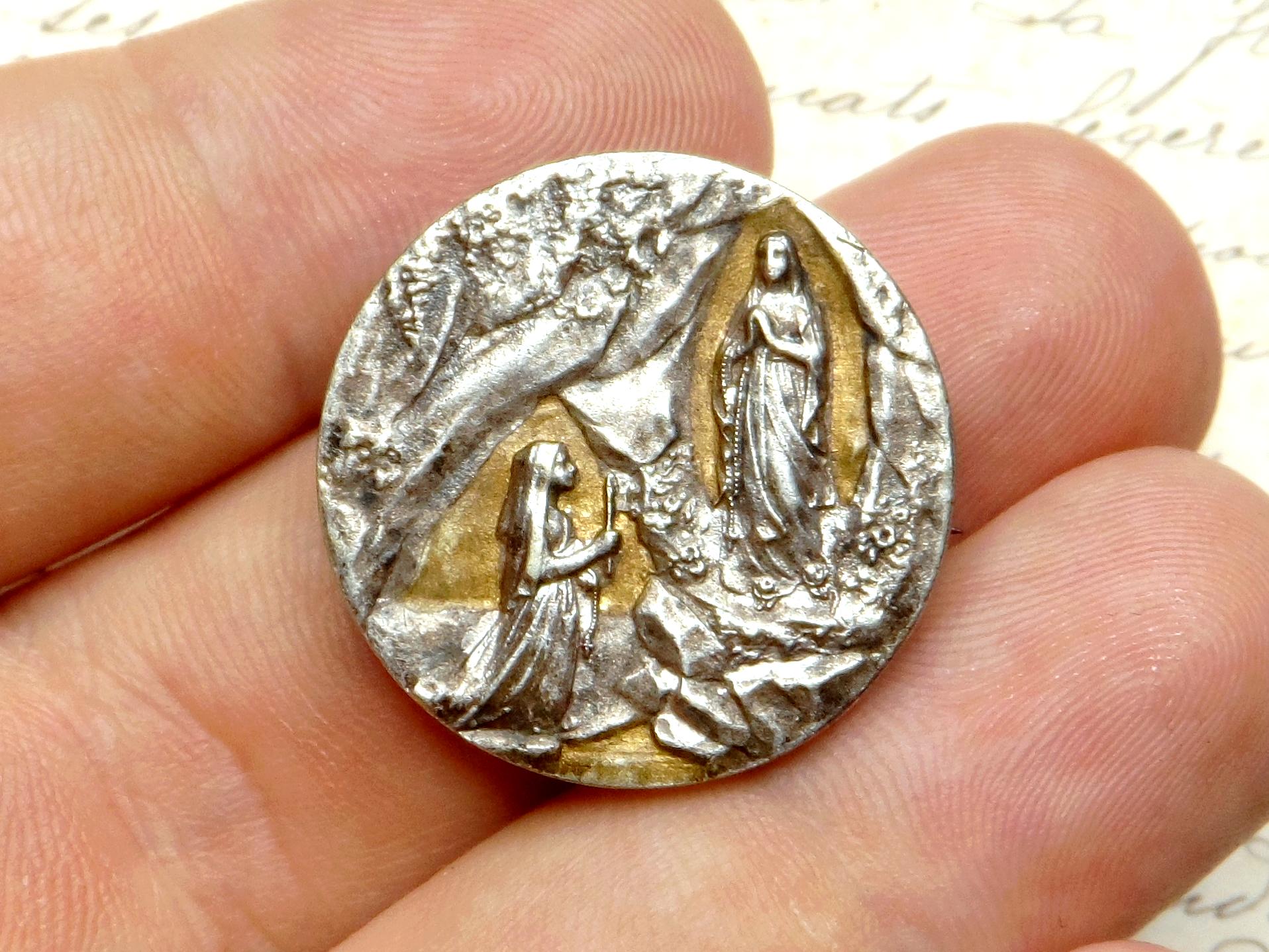 Broche Ancienne Religieuse Art Déco – Métal Argenté – Femme – Collection