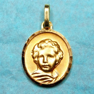 Kind. Vintage vergoldeter Anhänger. Französische Medaille.