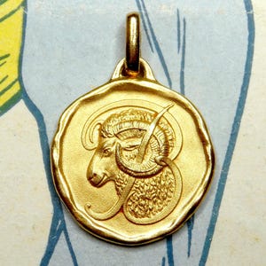 Widder, Sternzeichen. Vergoldeter Vintage-Anhänger. Große französische Medaille.