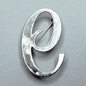 Letra E. Broche grande antigo.