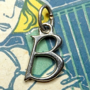 B. Vintage-Anhänger mit Buchstaben. Französische Medaille.