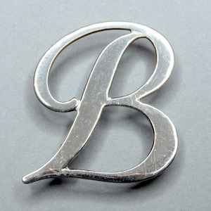 Buchstabe B. Antike große Brosche.