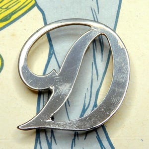 Letra D. Broche grande antigo.