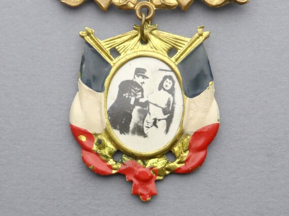 Woman and Soldier. Antique Patriotic WWI Medal. - image 3