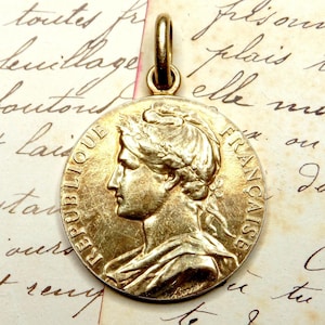 Frau, antike Silbermedaille. Vergoldeter Anhänger.